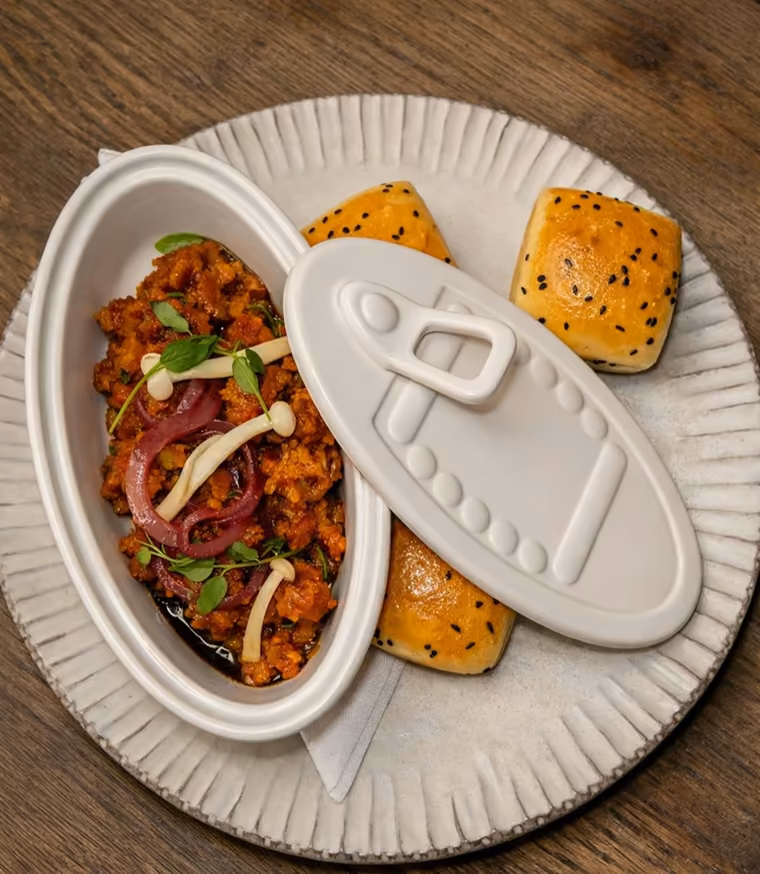 Paprykarz szczeciński w odsłonie Restauracji Radecki, podany w naczyniu w kształcie puszki