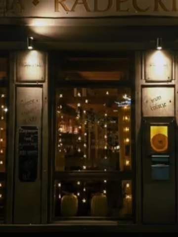Wejście do Restauracji Radecki nocą, z lampkami w oknach